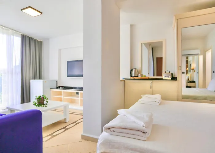 Отель Tropical Deluxe 4*