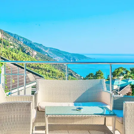 Tropical Deluxe فتحية