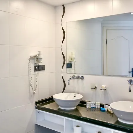 فندق Tropical Deluxe 4*