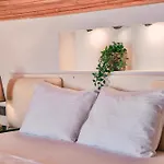 Tropical Deluxe Hotel