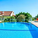 Tropical Deluxe Hotel